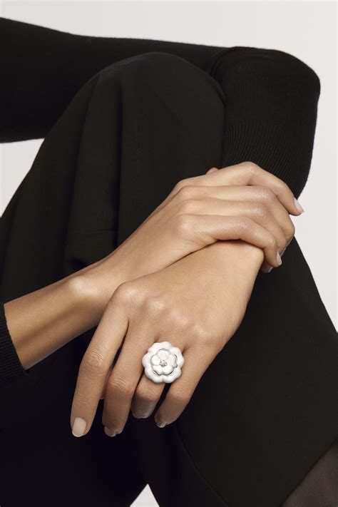 bague chanel camelia ajouré prix|Bagues Camélia .